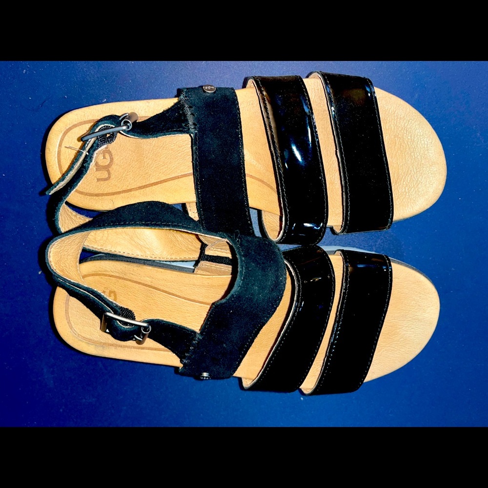 UGGS extremely comfy sandals Sz 5